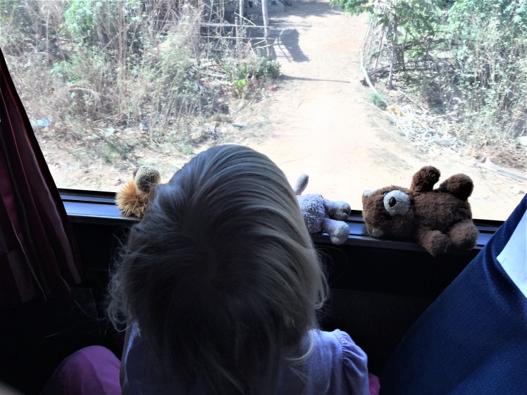 Matkakaverit päiväunilla bussin ikkunalla, Kambodia